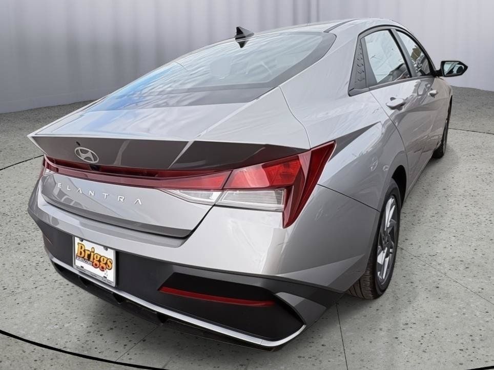 Used 2024 Hyundai Elantra SEL FWD image 5