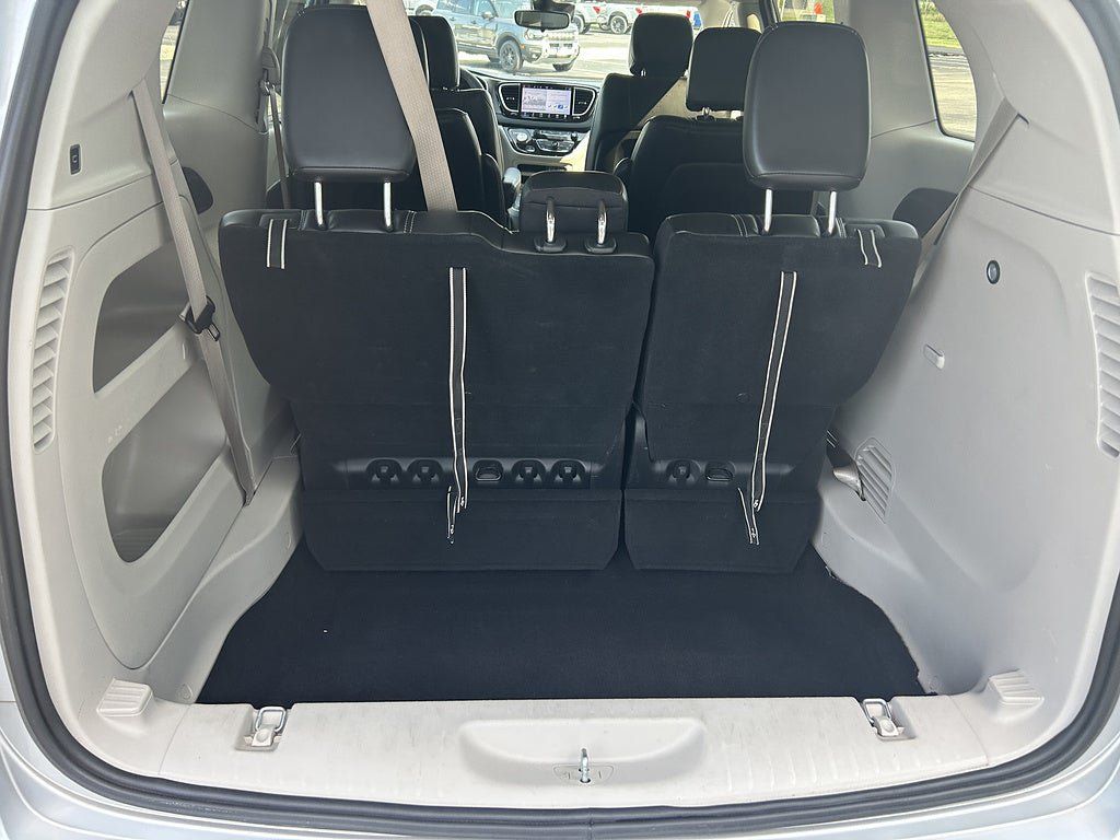 Used 2024 Chrysler Pacifica Touring-L FWD image 19