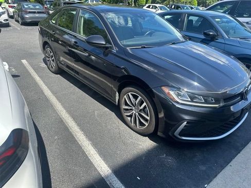 Used 2025 Volkswagen Jetta SE FWD image 3