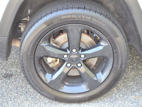 Used 2023 Jeep Grand Cherokee L Laredo image 11