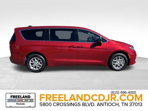 New 2026 Chrysler Pacifica Select image 2