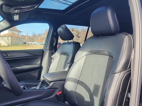 New 2025 Jeep Grand Cherokee Altitude image 12