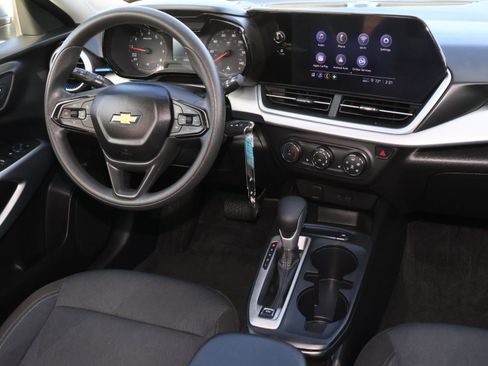 Used 2025 Chevrolet Trax LS w/ LS Convenience Package image 9