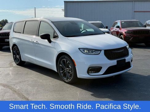 New 2026 Chrysler Pacifica Select image 2