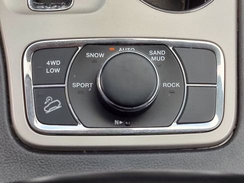 Used 2013 Jeep Grand Cherokee Laredo w/ Laredo E Group AWD/4WD image 16
