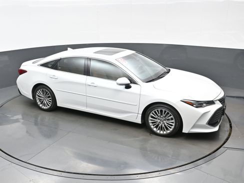 Used 2019 Toyota Avalon Limited image 36