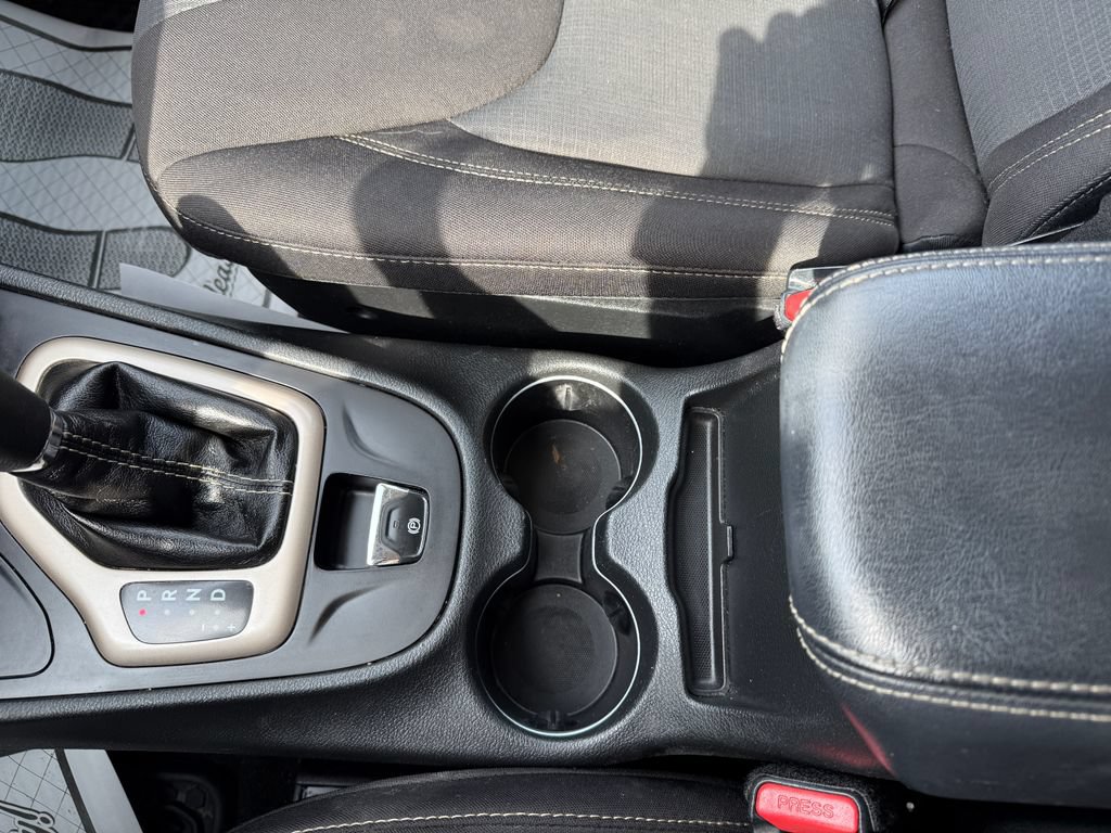 Used 2016 Jeep Cherokee Latitude w/ Cold Weather Group AWD/4WD image 31