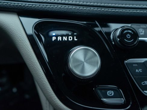 Used 2023 Chrysler Pacifica Limited image 21