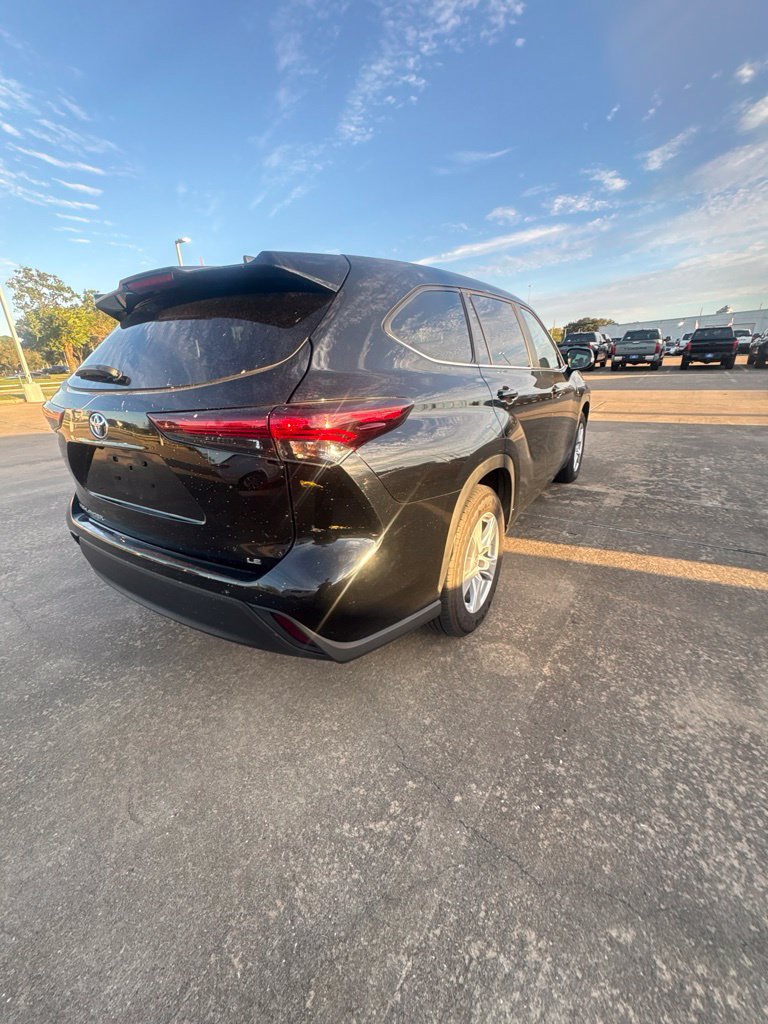 Used 2025 Toyota Highlander LE FWD image 3