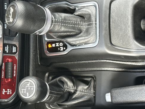 Used 2025 Jeep Wrangler Rubicon image 35