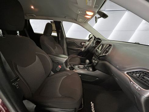 Used 2019 Jeep Cherokee Latitude w/ Popular Appearance Group FWD image 13