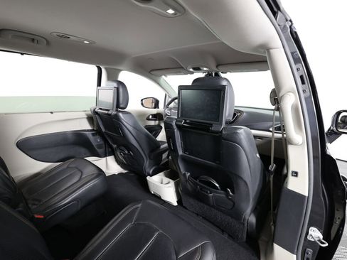 Used 2017 Chrysler Pacifica Touring-L Plus w/ Tire & Wheel Group FWD image 19