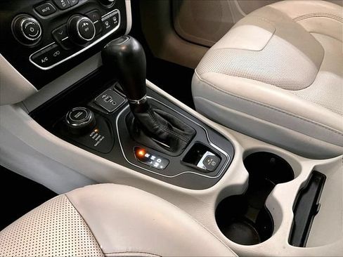 Used 2021 Jeep Cherokee Latitude Lux w/ Sun & Sound Group AWD/4WD image 16