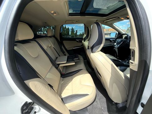 Used 2011 Volvo XC60 T6 R-Design w/ Convenience Pkg image 18