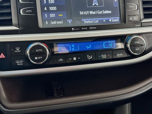 Used 2019 Toyota Highlander XLE image 18
