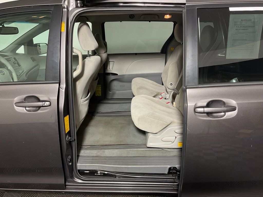 Used 2013 Toyota Sienna LE w/ Towing Pkg FWD image 27
