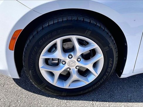 Used 2017 Chrysler Pacifica Touring-L Plus w/ Tire & Wheel Group image 12