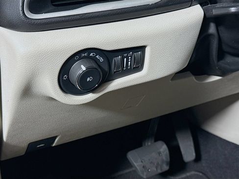 Used 2022 Chrysler Pacifica Touring-L FWD image 11