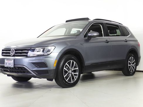 Used 2019 Volkswagen Tiguan SE w/ Panoramic Sunroof Package FWD image 2