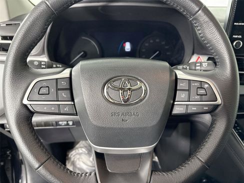 Certified 2025 Toyota Sienna XLE image 17
