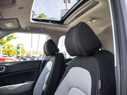 Used 2025 Hyundai Venue SEL image 14