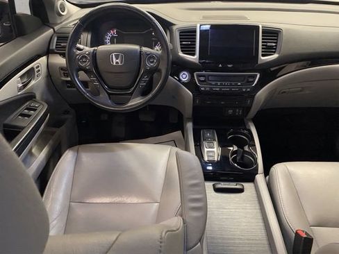 Used 2018 Honda Pilot Touring image 2