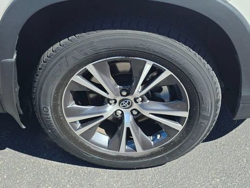 Used 2019 Toyota Highlander LE AWD/4WD image 9