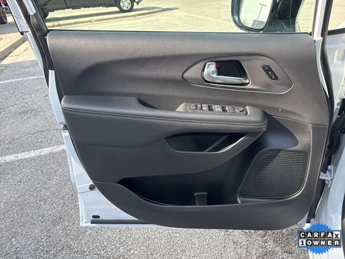 Used 2025 Chrysler Pacifica Select image 60