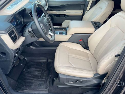 Used 2024 Ford Expedition Limited image 5