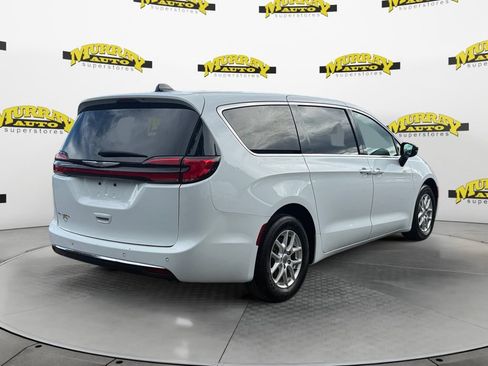 Used 2025 Chrysler Pacifica Select FWD image 5