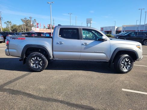 Used 2021 Toyota Tacoma TRD Off-Road w/ Technology Package AWD/4WD image 3