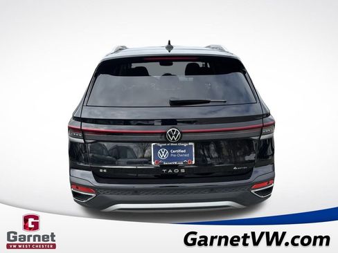 Certified 2025 Volkswagen Taos SE image 4