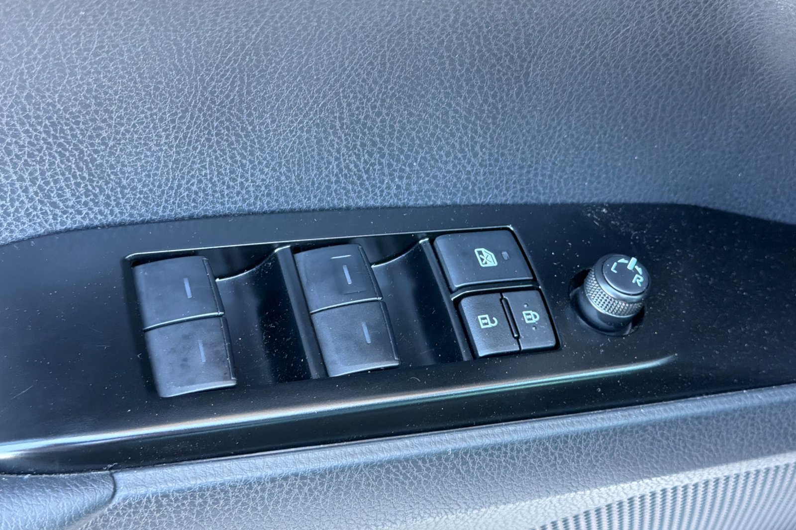Used 2026 Toyota Camry SE w/ Convenience Package FWD image 14