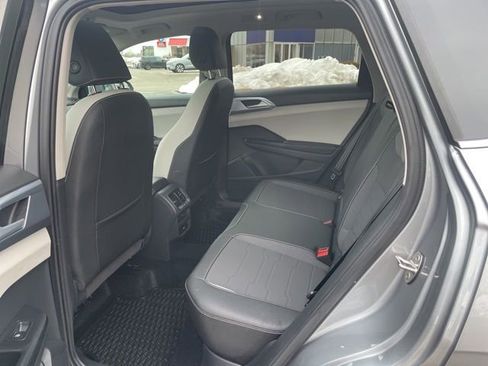 Certified 2025 Volkswagen Taos SE w/ Panoramic Sunroof Package image 8