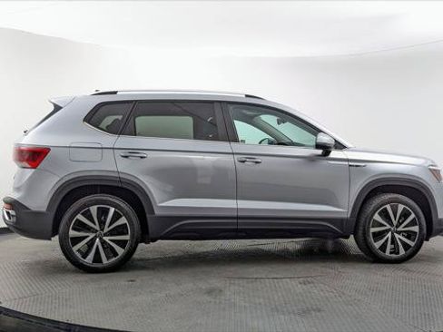 Used 2023 Volkswagen Taos SE FWD image 8