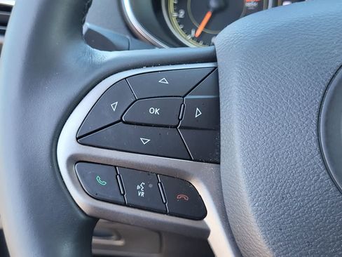 Used 2019 Jeep Cherokee Latitude Plus w/ Comfort/Convenience Group AWD/4WD image 16