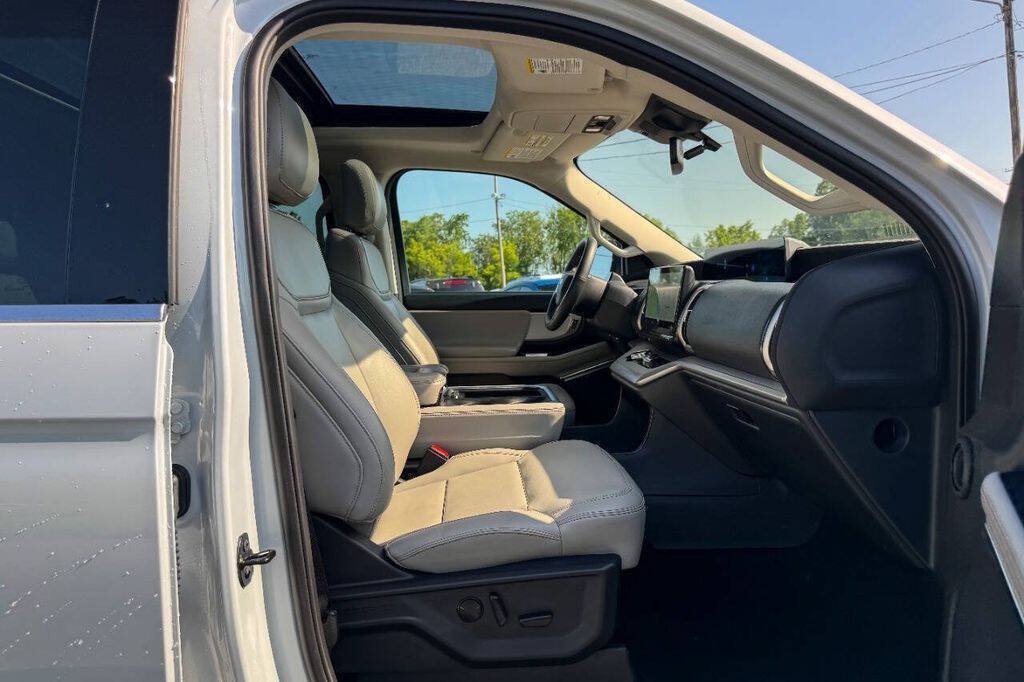 Used 2025 Ford Expedition Active AWD/4WD image 13