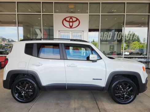 Used 2017 Jeep Renegade Altitude AWD/4WD image 3