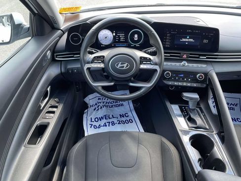 Certified 2025 Hyundai Elantra SEL FWD image 11