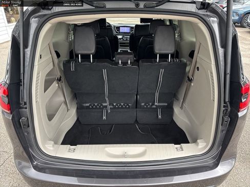 Used 2023 Chrysler Pacifica Touring-L image 10