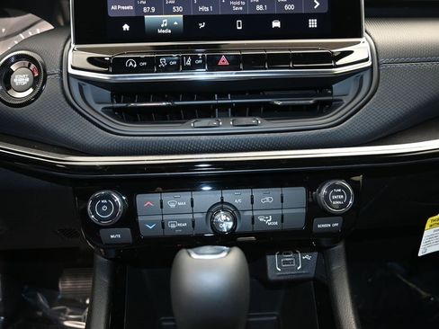 New 2026 Jeep Compass Latitude image 18