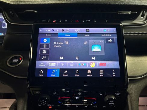 Used 2024 Jeep Grand Cherokee Limited image 17