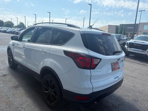 Used 2019 Ford Escape SE FWD image 2