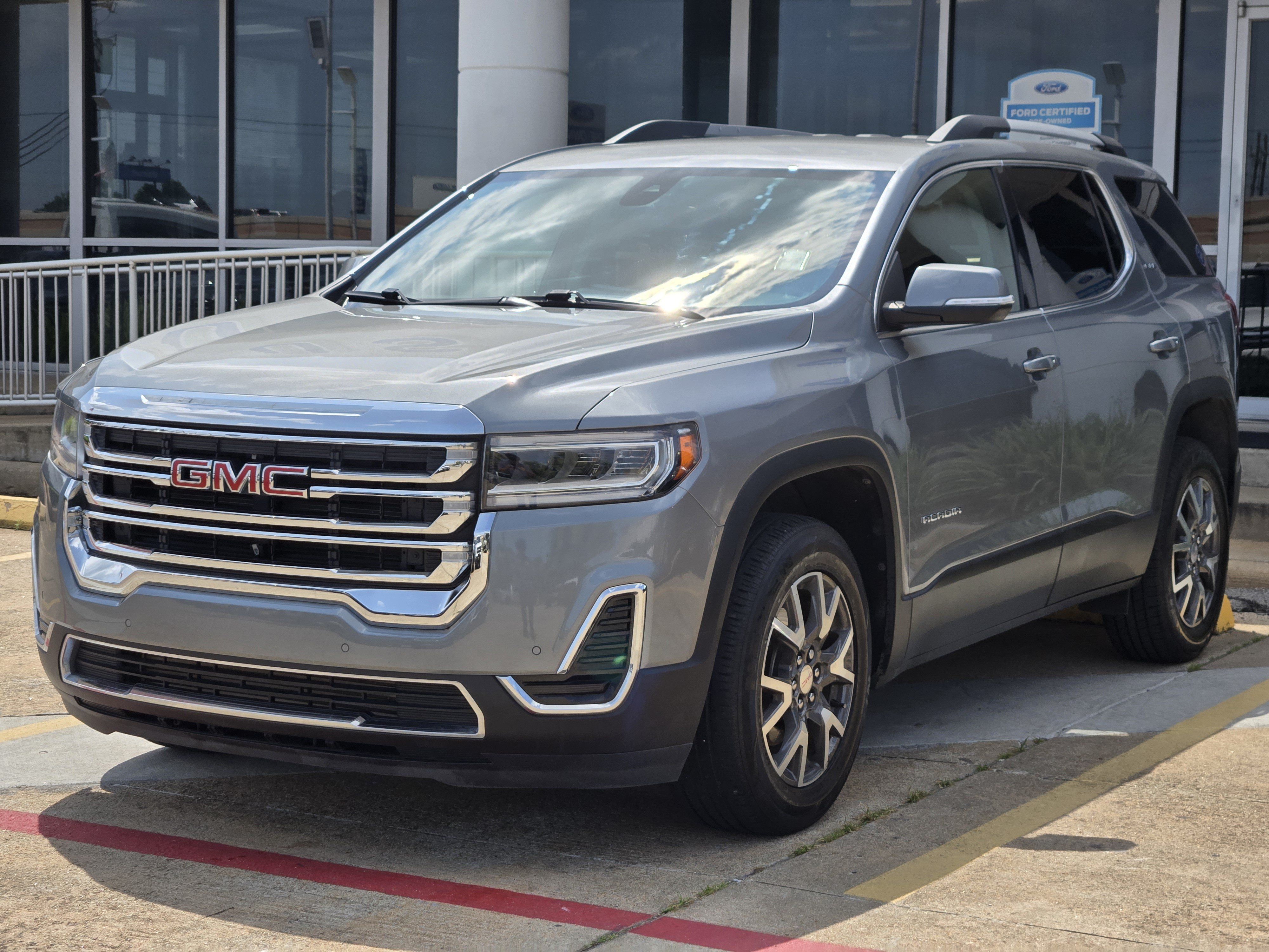 Used 2023 GMC Acadia SLE w/ Driver Convenience Package FWD image 2