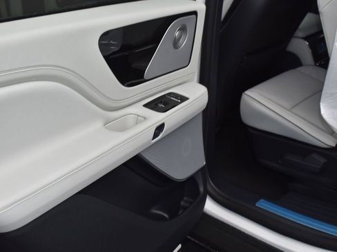 New 2026 Lincoln Aviator Black Label w/ Dynamic Handling Package AWD/4WD image 12