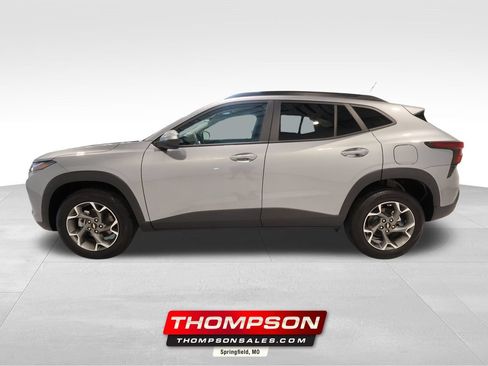Used 2025 Chevrolet Trax LT FWD image 1