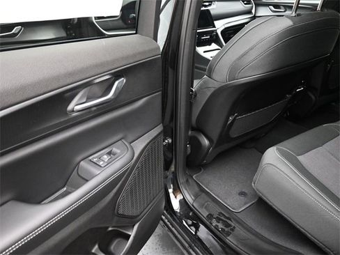 New 2025 Jeep Grand Cherokee Laredo image 18