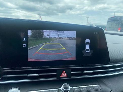 Used 2022 Hyundai Elantra Limited FWD image 21