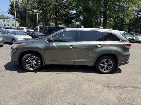 Used 2016 Toyota Highlander XLE AWD/4WD image 4