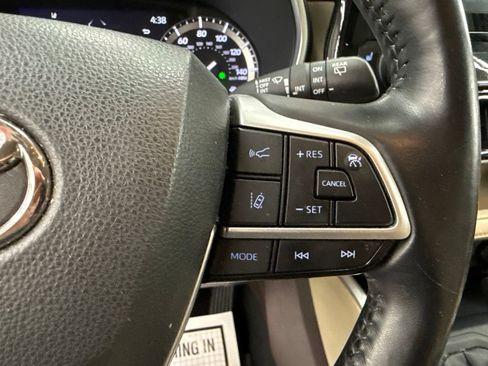 Used 2022 Toyota Highlander XLE AWD/4WD image 31